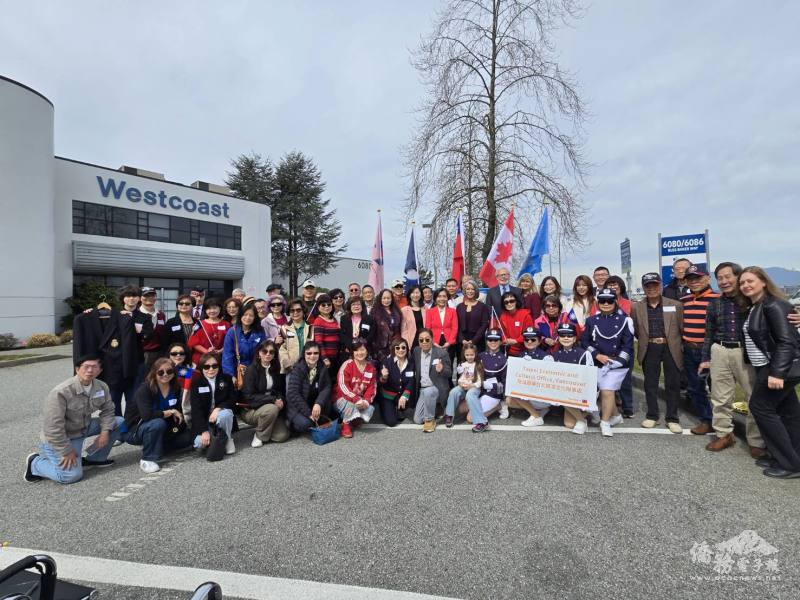 與會嘉賓與旗隊成員合影留念