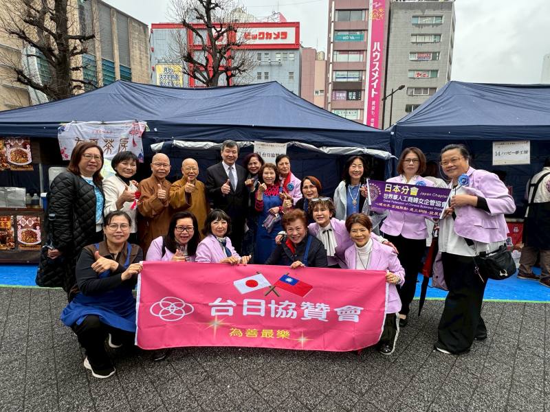 李逸洋大使前往臺日協贊會義賣攤位合照