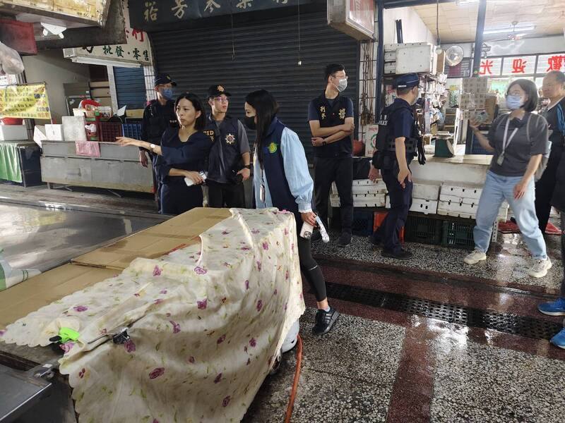 高雄市正義市場爆發疑食物中毒案，累計至6日下午4時已有140人就醫，並有12名患者初步檢出沙門氏菌陽性。高雄市衛生局針對此案目前累計裁罰新台幣144萬元，並移送檢方，由雄檢檢察官指揮偵辦。（高雄市衛生局提供）