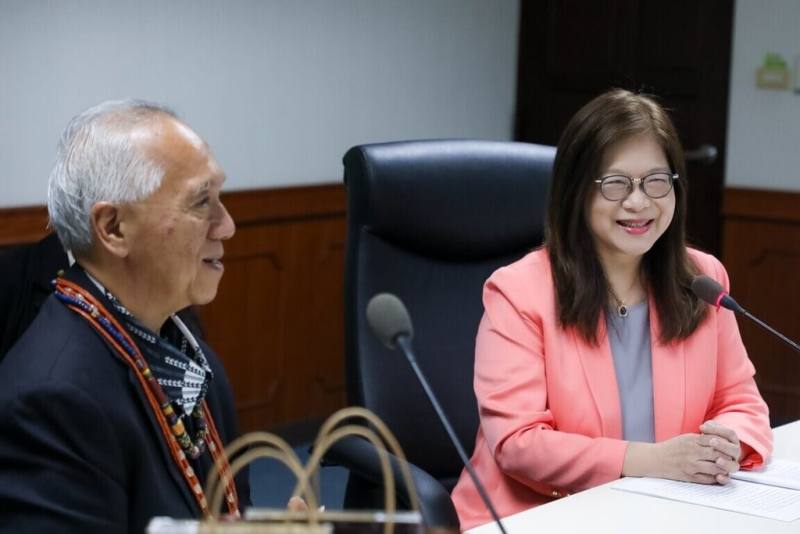 玻里尼西亞航海協會8日拜會海洋委員會主委管碧玲（右），雙方就「大角星號」預計於2027年航抵台灣相關事宜交換意見。（海洋委員會提供）