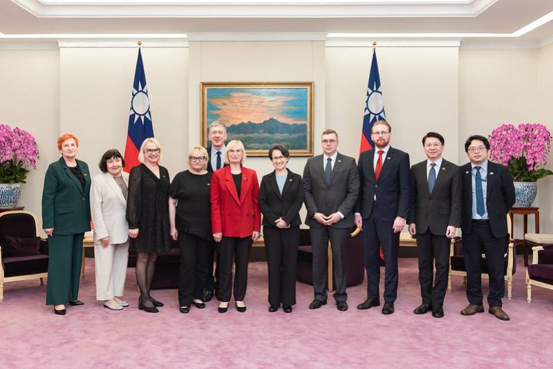 副總統與訪賓一行合影