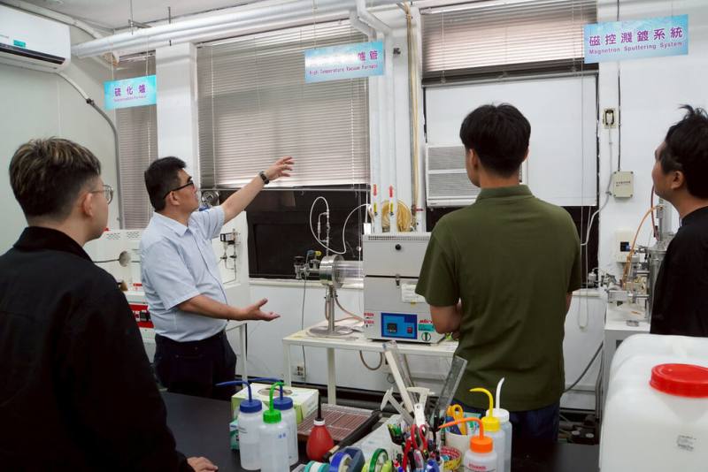 大葉大學開辦國際產業人才教育專班「半導體專班」，迎來5名越南學子，課程第1年以半導體基礎理論為核心，結合業界師資專題授課，第2年赴合作企業實習，達到學用合一目標。