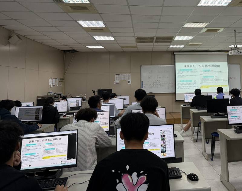 校師於課堂中說明課程規劃內容