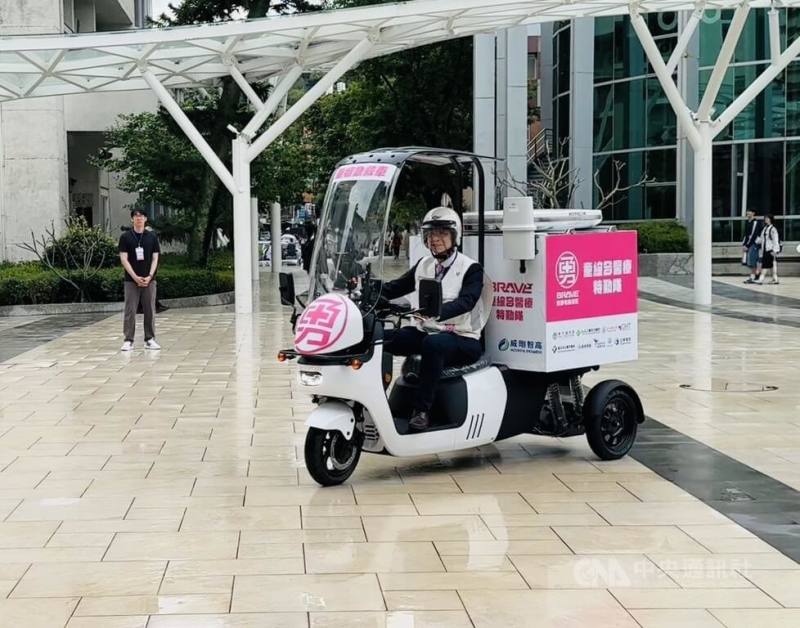 台北醫學大學與童綜合醫院攜手合作，打造「智慧行動醫療隨扈系統」，將進駐白沙屯媽進香活動，衛福部長石崇良8日體驗騎乘電動三輪車馳援。