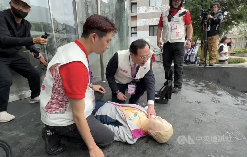 「粉紅超跑」白沙屯媽祖進香即將起轎，台北醫學大學與童綜合醫院打造「智慧行動醫療隨扈系統」，衛福部長石崇良（中）8日體驗行動救援。