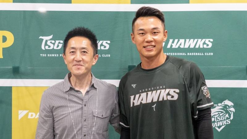 曾被中職台鋼雄鷹隊野手王柏融（右）形容為「日本的父親」的岩本賢一（左）來台，7日特別到高雄與王柏融見面，送上祝福和鼓勵。