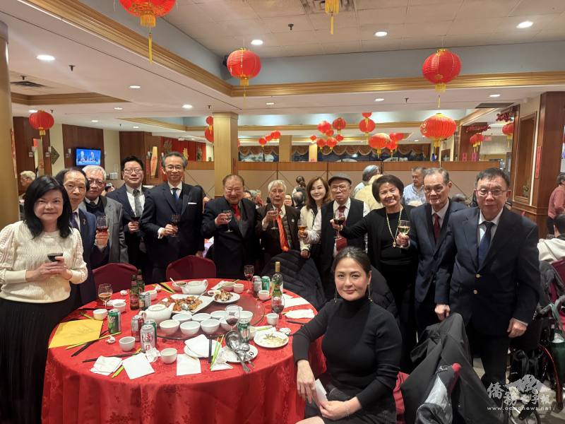 當日僑務委員林美玲(右5)、簡許邦(左3)、安省中華總會館共同主席林樹榮(右1)、徐月秋(右3)向龍岡副主席張雅才(右6)及僑務諮詢委員張勝煥(左6)等耆老致意寒暄，展現雙方情誼