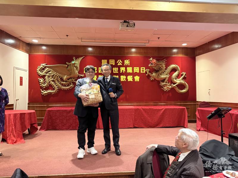 駐多倫多辦事處處長梁毅鵬致贈主席劉偉雄(左)臺灣特色食品禮籃表達祝賀