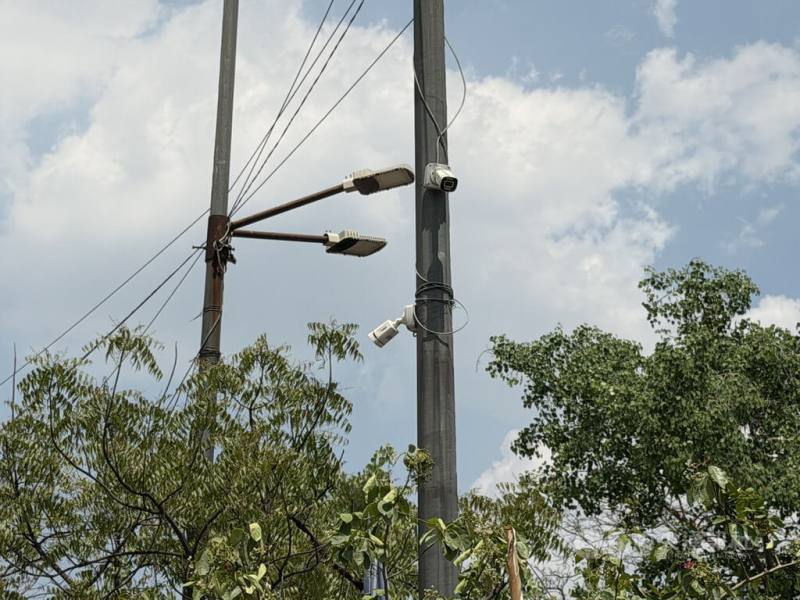 印度強化國家安全，4月起全面禁用不合規定的監視器，光是德里街頭，就需拆除約14萬支中國製監視器，並傾向以國貨取代這些設備，而這些印度本土品牌的監視器，高度仰賴台灣的晶片。圖為印度街頭的監視器。
