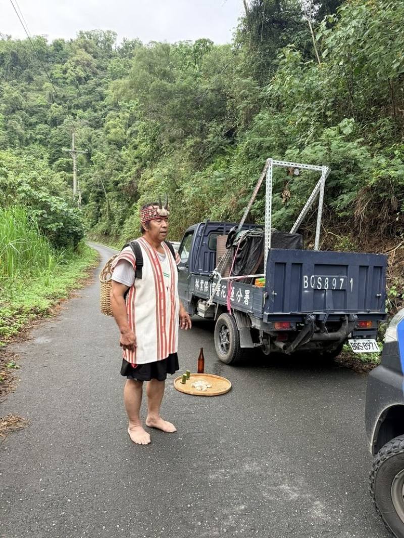 花蓮縣卓溪鄉太平村救傷的1對黑熊母女，經照養1年後，8日在卓溪鄉總頭目田清興（圖）的祈福及命名儀式後，成功野放，重返山林。