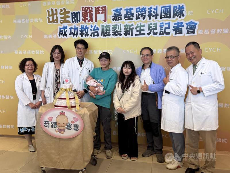 梁小姐（右4）去年懷孕時，女嬰被檢出腹裂症，轉診至嘉義基督教醫院後，在醫療團隊說明治療方式等問題，女嬰去年10月出生，腸子慢慢回到腹部，他們喜極而泣，院方8日為女嬰送上尿片蛋糕慶賀。
