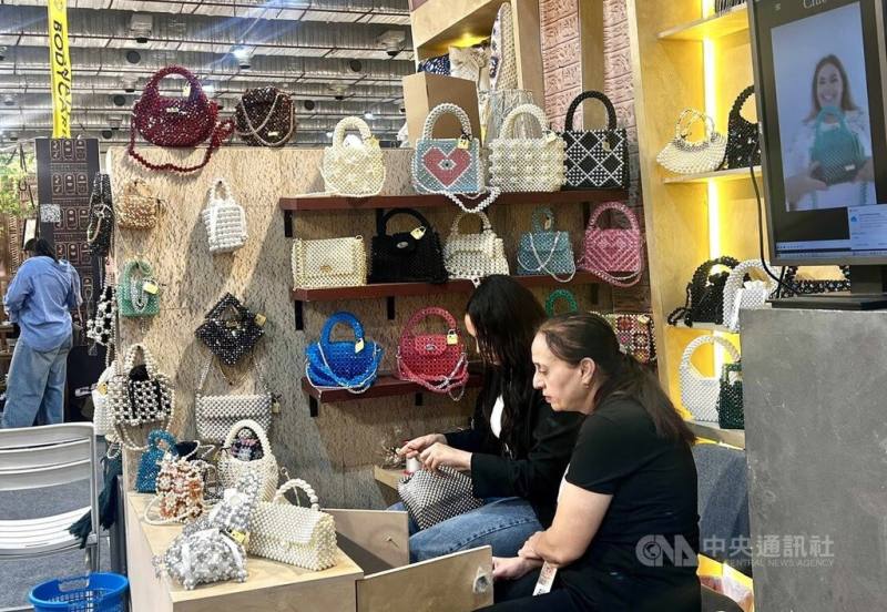 埃及4月初明令禁止埃及女性出國從事在雇主居所的家政服務以及餐飲服務工作，以維護埃及女性在海外工作時的尊嚴，引發埃及民眾兩極意見。圖為在開羅開設小型手工藝作工坊的埃及年輕女性。