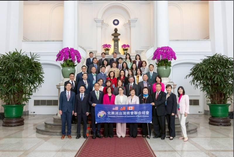 副總統與訪賓一行合影