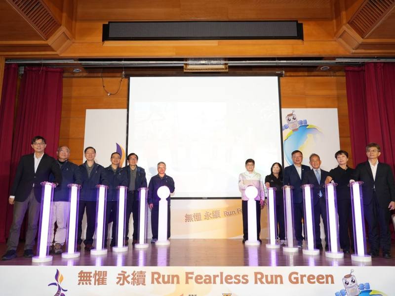 運動部洪志昌次長(右6)與國立中央大學蕭述三校長(左6)及各界貴賓見證下，宣告全臺頂尖大專運動員將齊聚桃園同場競技。