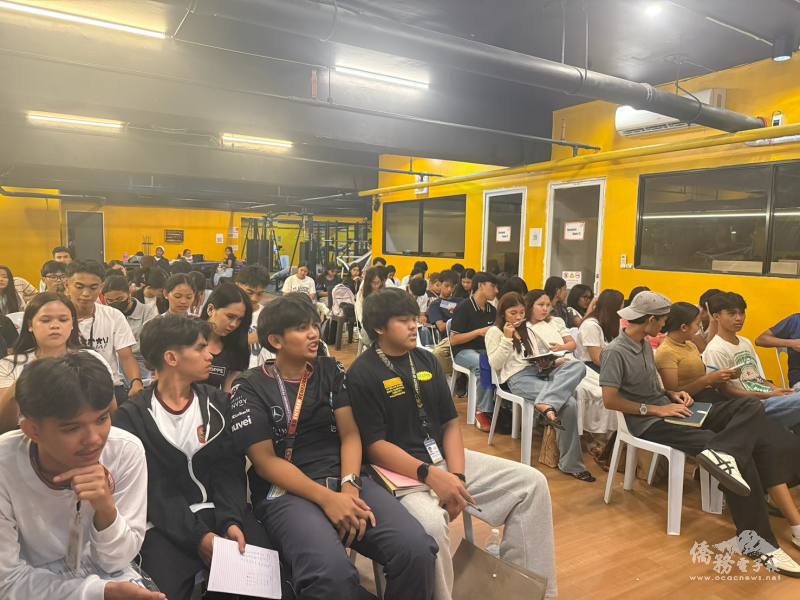 參與華語學習營學生專心聆聽課程內容，展現對華語學習的高度投入與熱忱