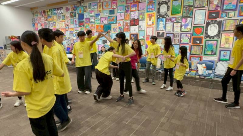 手牽手玩破冰遊戲，透過肢體互動拉近距離，現場笑聲不斷。彼此不認識的學員們展現活潑的特質，踴躍參與互動式默契訓練。