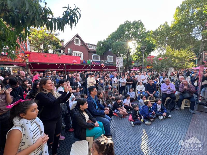 臺灣傳統布袋戲火燄山演出，現場人山人海