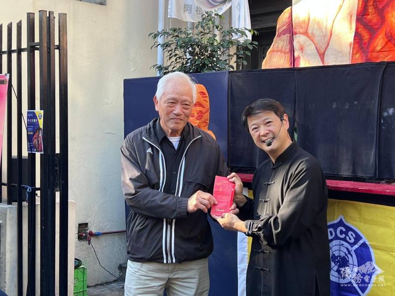 僑務諮詢委員李昆堯致贈紅包