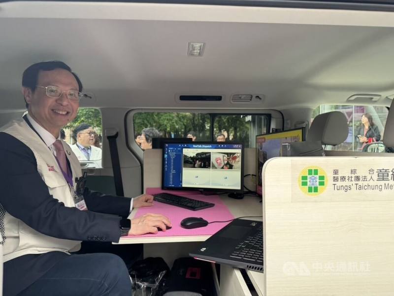 「智慧行動醫療隨扈系統」由7人座純電動車擔任「行動指揮車」，而電動三輪車可靈活穿梭人群，迅速抵達現場進行初步處置。衛福部長石崇良（前）8日體驗。