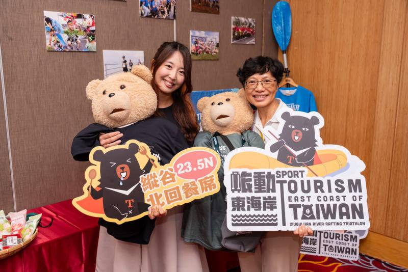 花蓮秀姑巒溪泛舟鐵人賽是全台唯一結合泛舟項目的鐵人競賽，主辦單位8日舉行宣傳記者會表示，今年將於6月7日登場。代言人小D（左）與東部海岸國家風景區管理處長林維玲（右），邀請選手踴躍參與。