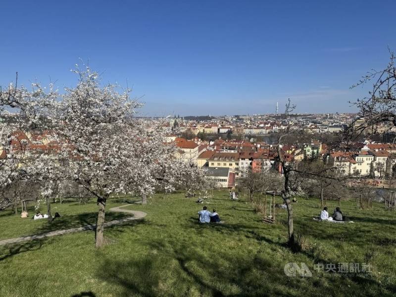 捷克長期以來為蜱蟲傳播疾病發生率較高的國家之一。今年第一季度，捷克醫療機構已通報超過1300例由蜱蟲傳播的萊姆病病例。專家警示，在城市綠地感染萊姆病的風險比森林還高，並建議民眾外出時穿長褲、避免直接坐草地。