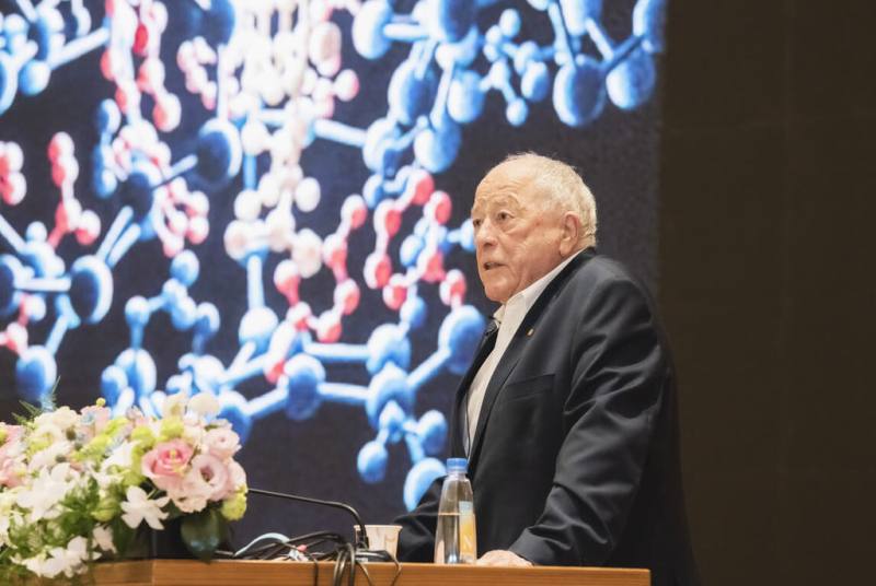 中央研究院「台灣橋梁計畫」第9場演講於7日邀請2002年諾貝爾化學獎得主庫爾特．維斯里契（Kurt Wüthrich）以「生命分子、人工智慧與人類健康」為題演講，其中提及在AI浪潮下，「人的養成」更為關鍵，應獨立思考與適應環境，才不會被時代拋在後頭。