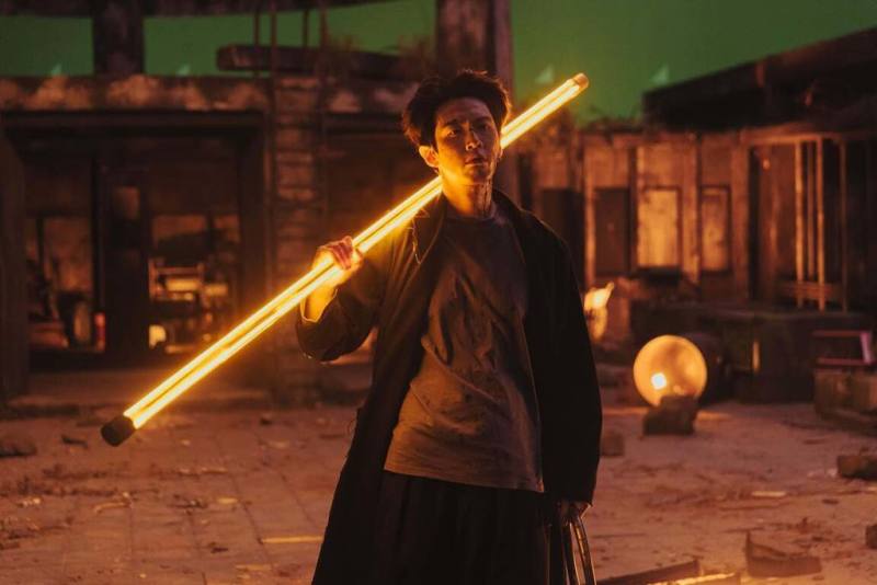 影集「乩身」由演員柯震東（圖）掛帥主演，他分享，在拍最後大戰的時候其實在現場是需要靠導演的說明，去憑空想像特效會長什麼樣子，所以在用武器、在對打、在被攻擊時，需要思考不同程度的使勁跟痛苦」。