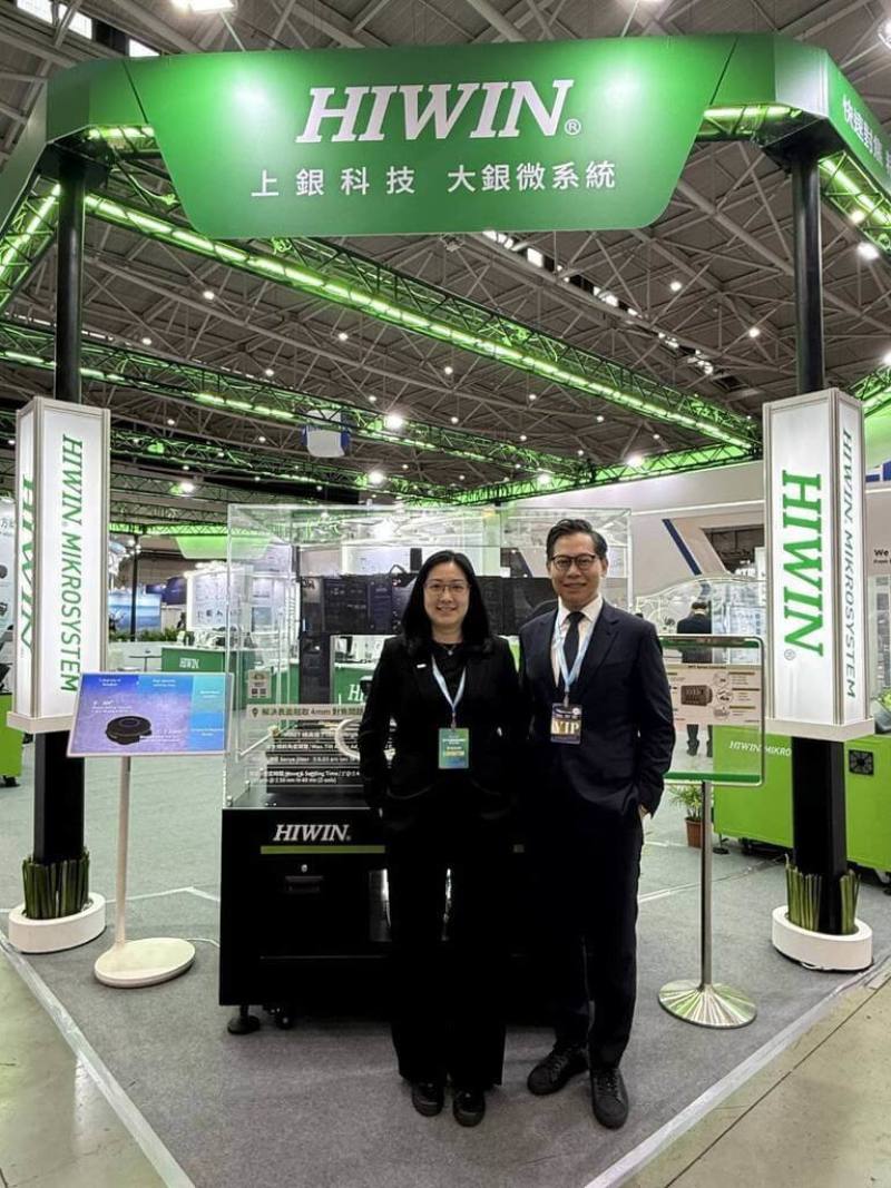 電子生產製造設備展8日登場，上銀集團關係企業大銀微系統展示半導體面板級封裝用奈米級定位平台，圖左為大銀微系統董事長卓秀瑜，右為執行副總經理游凱勝。