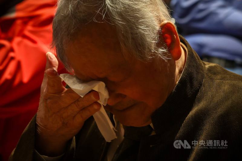 為表彰國寶級文學大師黃春明（圖）對台灣文學的貢獻，中央大學將編號777018小行星命名為「黃春明」，8日舉行「黃春明小行星頒贈儀式」，黃春明提及兒時與阿公的回憶，難忍情緒落淚。