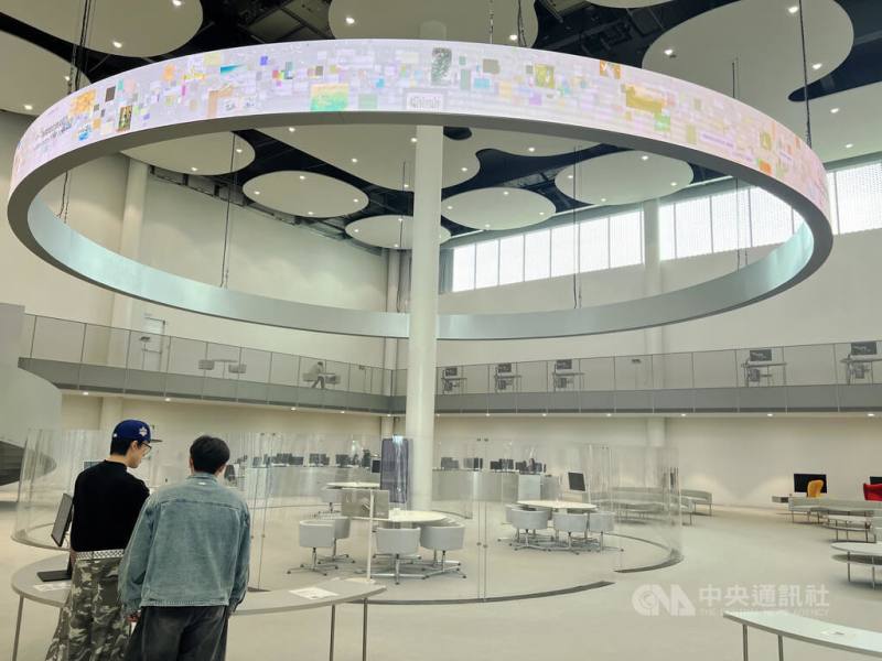 台中綠美圖8日舉辦數位體驗概念分享會，推出數位解謎遊戲「漫遊者」，逾15道關卡讓民眾在探索中重新認識綠美圖，闖關完成即前往「數位光境