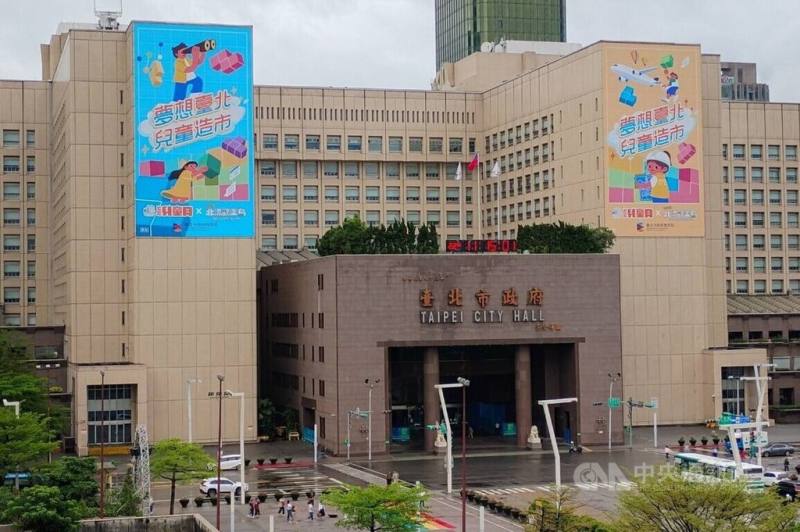 中央推動「300億元擴大租金補貼專案」，台北市政府也針對單身青年、已婚青年家庭、育兒家庭設置「台北幸福租-民間租屋租金加碼補貼」措施，呼籲市民提出申請。圖為台北市政府大樓。