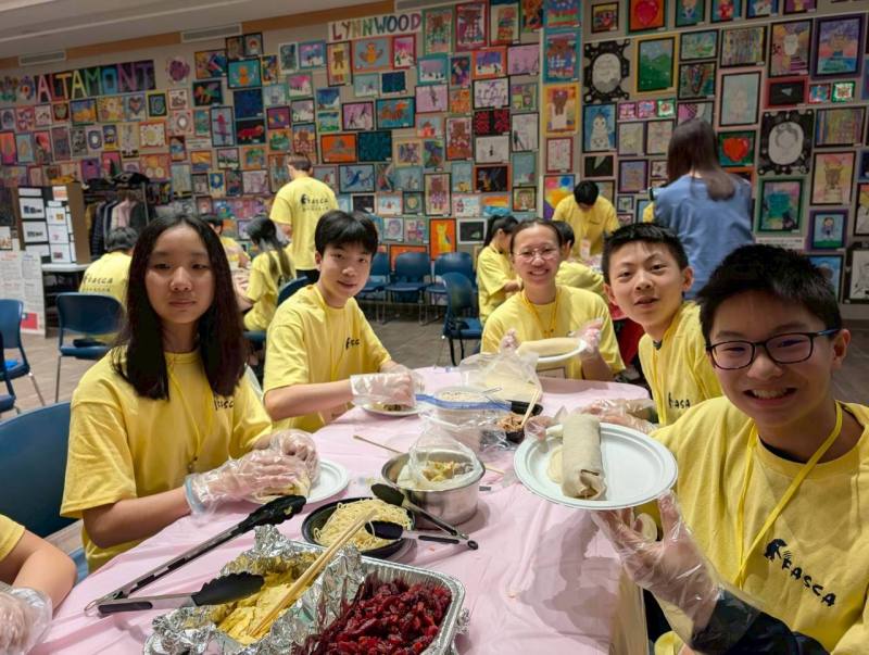 學員親手製作潤餅，透過飲食文化連結清明節傳統與跨文化比較。