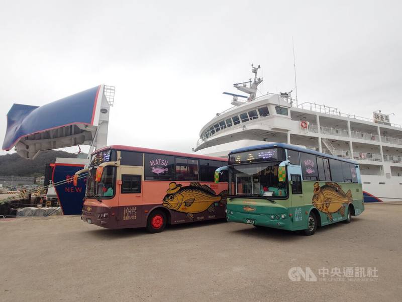 馬祖國際藝術島作品黃魚公車，平時是載送軍民前往目的地的公車，8日首次跨出馬祖，加入白沙屯媽祖進香「香燈腳車」行列，每日停靠定點，提供信眾休憩。圖為公車8日上午停靠在福澳港，準備搭上「新台馬輪」前往台灣本島。