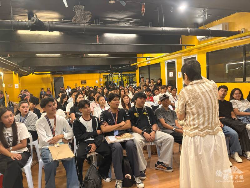 授課教師於課堂中說明課程規劃與學習重點，協助學生掌握華語學習方向與技巧