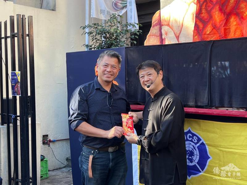 阿根廷臺灣僑民聯合會理事長洪瑞堂致贈紅包