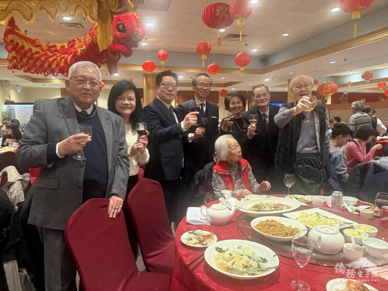 當日多倫多中心主任藍柏青(左3)、副主任許彩鳳(左2)、僑務委員簡許邦(左1)、僑務諮詢委員陳勇儀(右2)及安省中華總會館共同主席徐月秋(右3)向龍岡元老張永鋒致意