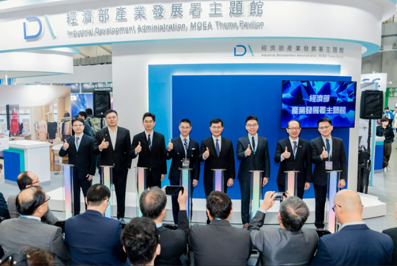 啟動儀式合影，圖左起為陽程科技黃士軒副總經理、元太科技李政昊董事長、產發署張能凱組長、TDUA 洪進揚理事長、經濟部何晉滄政務次長、產發署李純孝主秘、TDUA 廖唯倫副理事長、產發署張尚鈞組長