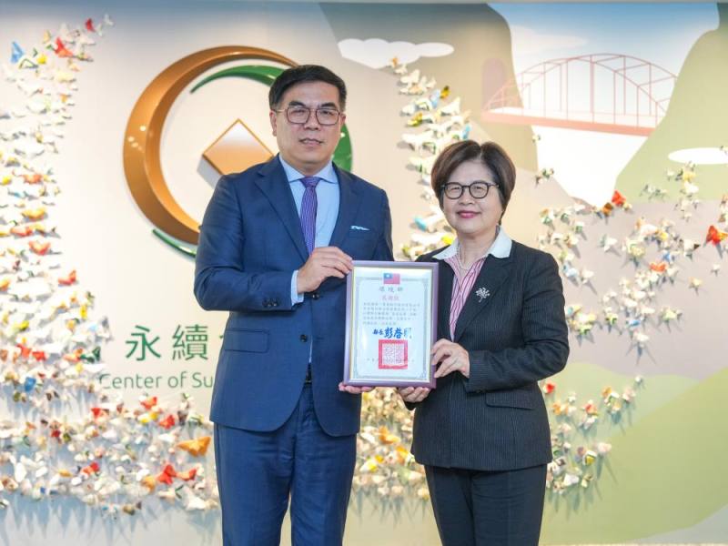 彭啓明部長感謝第一銀行短時間募集1.6萬的二手袋，提供假日建國花市減塑行動，向第一銀行董事長邱月琴頒發感謝狀