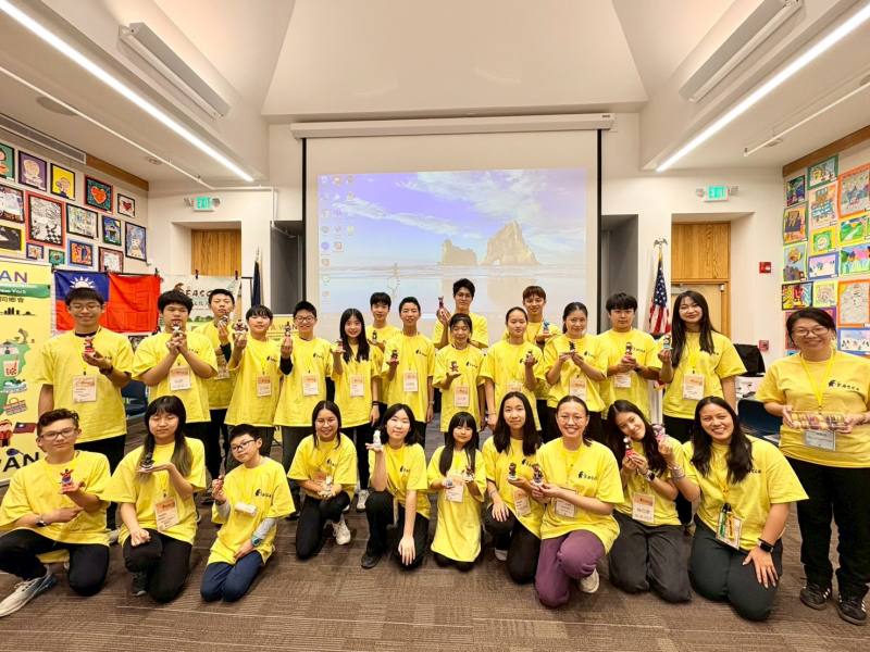 學員將捏麵人的成果記錄於鏡頭之下，留下美好回憶。