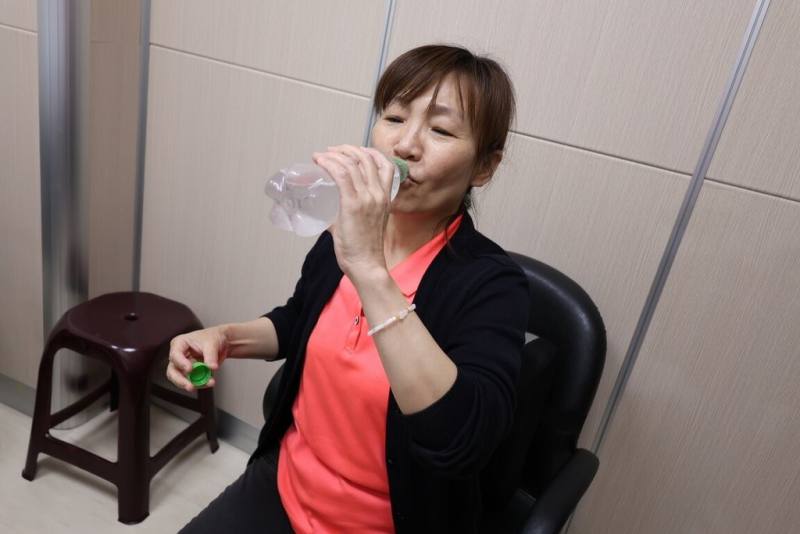 一名婦人玩撲克牌、喝汽水後突然昏倒，送醫診斷為迷走神經昏厥，衛生福利部彰化醫院表示，過度緊張或興奮、嚴重胃食道逆流皆可能引發，平躺數分鐘讓血液流進腦部會醒來，如能找出刺激迷走神經的因子，從源頭改善，大多能減緩昏厥狀況。照片為示意非當事人。