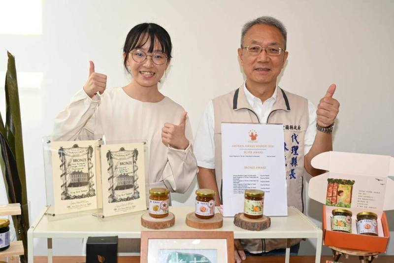 宜蘭品牌「青菓邸舍甜品坊」創辦人楊雁晴（左）參加「世界柑橘類果醬大賽」，以3項作品勇奪1銀6銅，宜蘭縣代理縣長林茂盛（右）肯定她成功將宜蘭風味進軍國際，讓農產品不只賣得出去，更賣出價值與品牌。