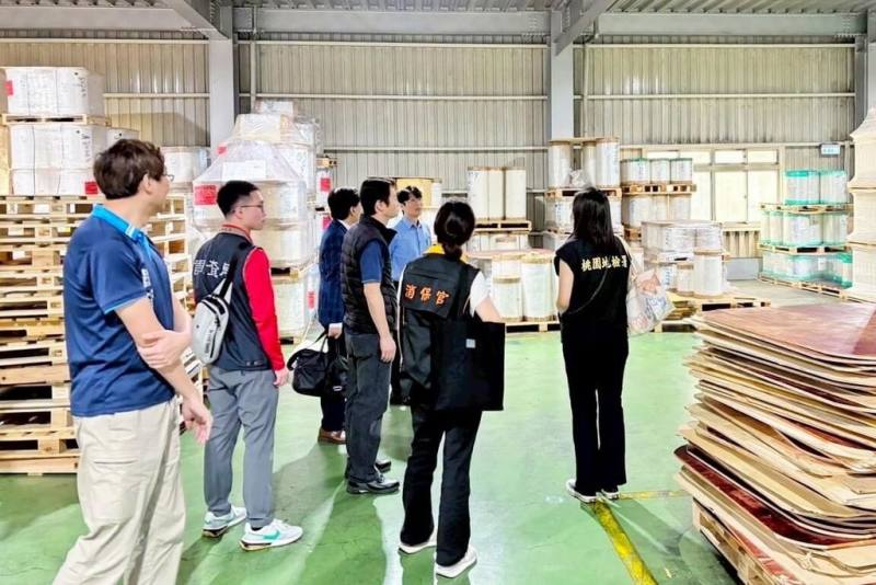 為防不肖業者囤貨或哄抬民生塑膠製品價格，桃園檢方3月底啟動民生犯罪聯繫平台，結合相關單位，針對量販店、大賣場、五金行及傳統市場進行多次實地訪查，9日也前往轄內塑膠包材上游廠商查察。