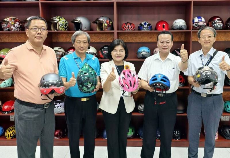 雲林縣長張麗善（中）率團赴越南交流考察，8日前往致力安全帽研發與製造的台商廣贏國際公司參訪。（雲林縣政府提供）中央社記者黃國芳傳真