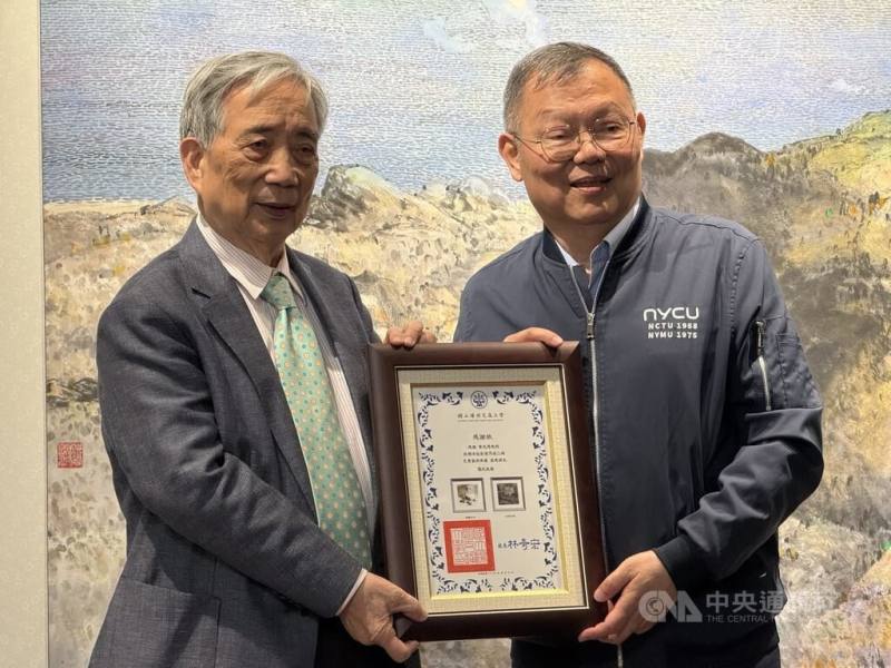 前北美館、史博館長黃光男（左）即日起在陽明交通大學舉辦個展「詩學畫域－黃光男文人墨彩新視域」，並致贈2幅畫作給校方，校長林奇宏（右）回贈感謝狀。