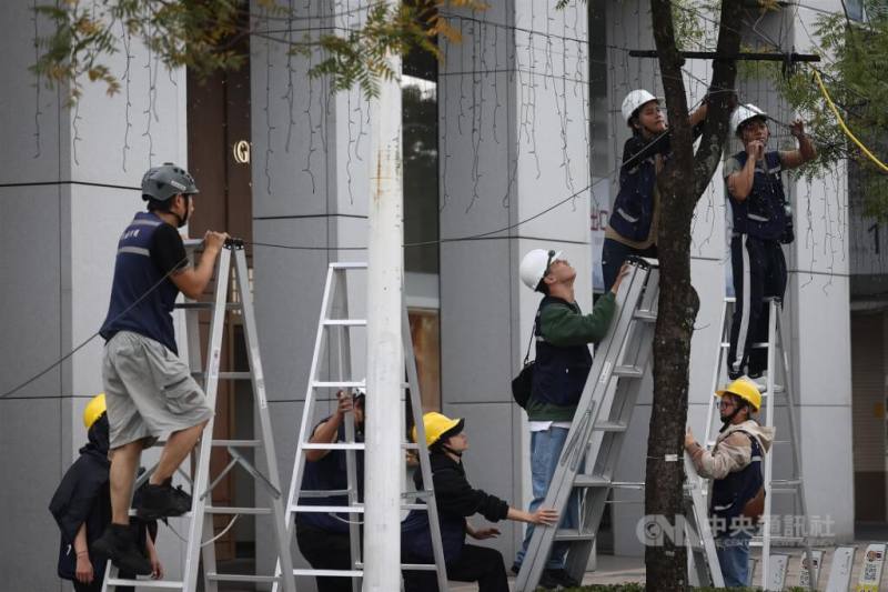 圖為台北市西門町商圈正在布置燈飾的工人。（中央社檔案照片）
