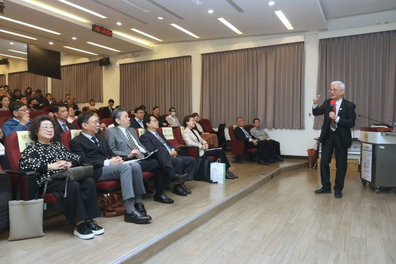 監察院8日起舉辦「AIx數位審計創新應用」研習活動，邀請台灣人工智慧發展學會榮譽理事長謝邦昌（右1）講授「AI基本概念與應用」，協助建立對生成式AI基礎認知與安全風險意識。（監察院提供）