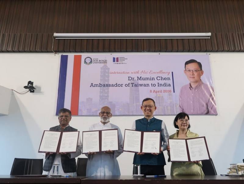 台灣與印度交流日益密切，駐印度代表陳牧民（右2）8日到阿薩姆邦訪問，提到台灣人熟知的「阿薩姆紅茶」，就是指1925年從阿薩姆傳入的茶，而駐印度代表處教育組也由組長賴碧姬（右1）代表，與當地學校續簽合作備忘錄，推動台灣、印度學校交流，促進雙方在語言、文化上的連結。