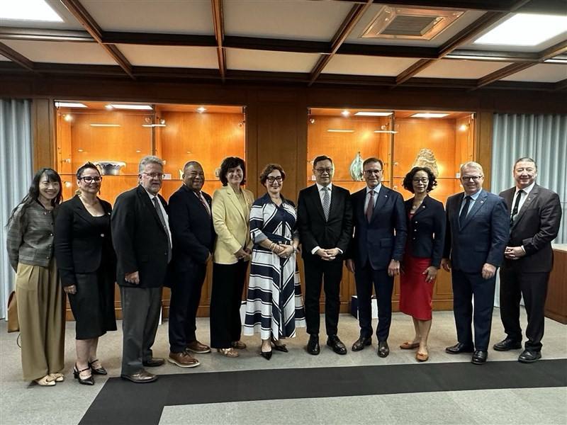 A Canadian parliamentary delegation led by Senate Opposition Leader Leo Housakos meets with Taiwan Deputy Foreign Minister Chen Ming-chi on April 8.