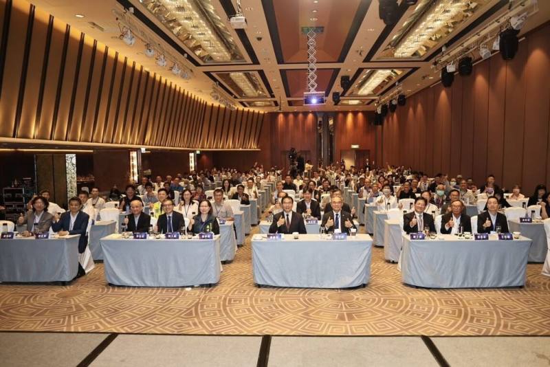 台南智慧機器人高峰論壇9日登場，聚焦AI與機器人技術發展及應用落地，台南市長黃偉哲（前右5）等人出席論壇。