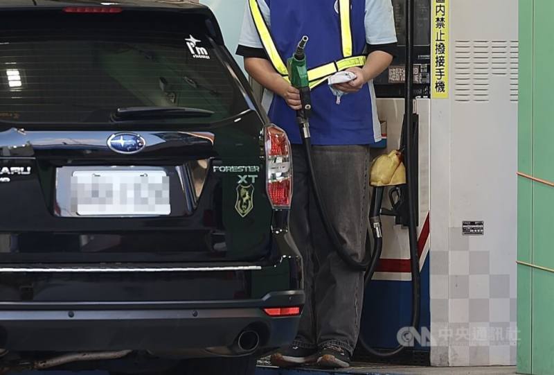 圖為台北市信義區一處加油站工作人員為車輛加油。